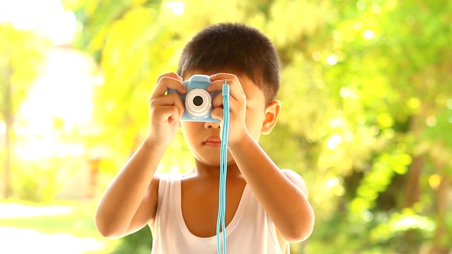 泰国小孩用小相机拍照视频素材