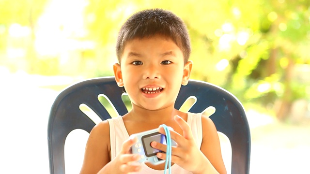 泰国小孩用小相机拍照视频素材