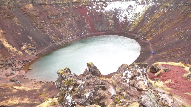 克里德湖是一个火山口湖或火山湖，在冰岛的火山火山口。不寻常的红土，类似于火星的景观。视频素材