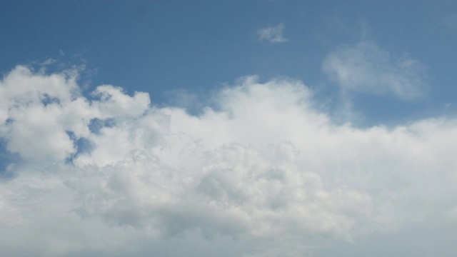 在夏日的阳光下，美丽的蓝天上云朵的运动。自然的天空背景。视频素材