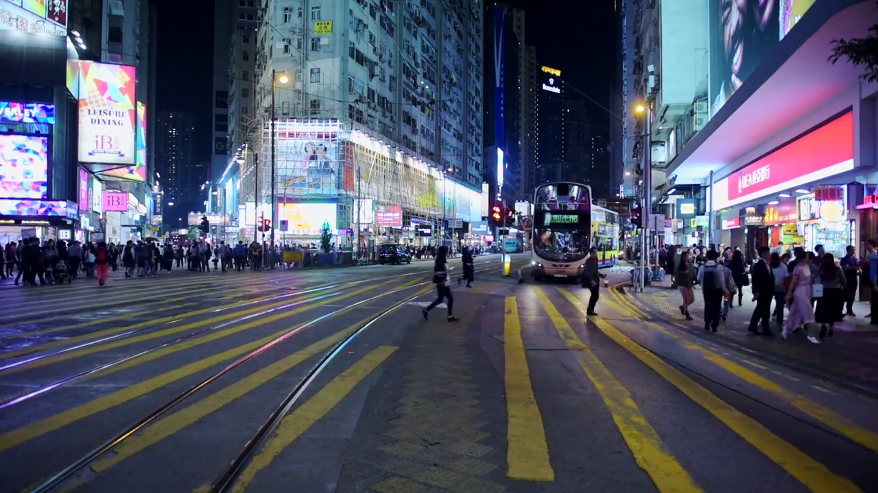 香港夜间巴士开动前行人过马路的时间间隔视频素材