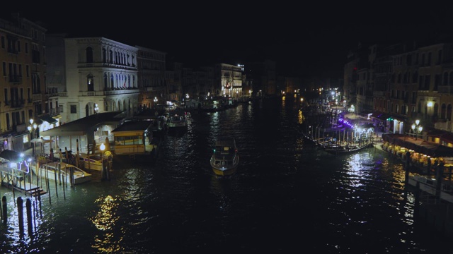 意大利威尼斯大运河的夜景。船在威尼斯的大运河上航行，视频素材