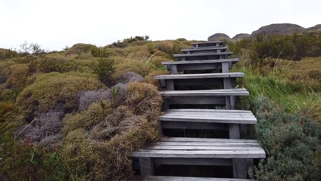 徒步登山，智利徒步，巴塔哥尼亚徒步，美丽的巴塔哥尼亚自然风光视频素材