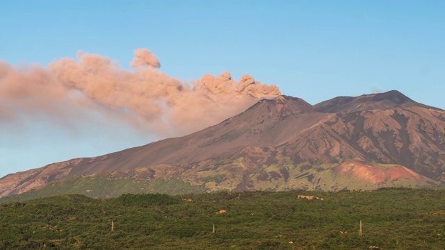 西西里岛的埃特纳火山在日出时喷发视频素材