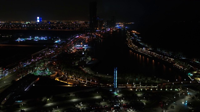 吉达海岸线的夜景鸟瞰图视频素材