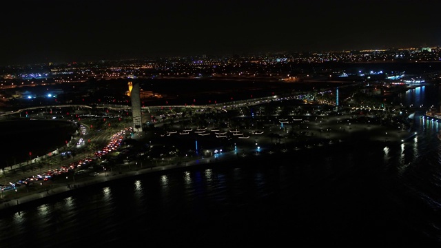 吉达海岸线的夜景鸟瞰图视频素材