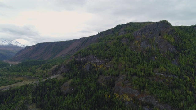 美丽明亮的地平线森林雪山石峰。高全景飞无人在农村植物。旅游目的地田园风光。戏剧性的黄昏烟雾天空。探索西伯利亚视频素材