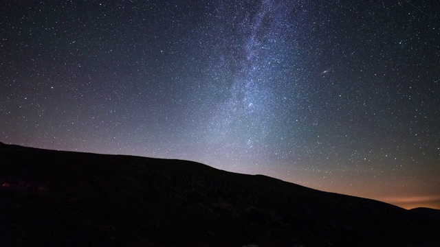 银河系和山脊上星星的4K天文延时视频素材