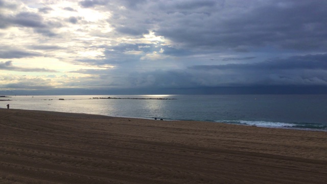 暴风雨天空旷的海滩视频素材