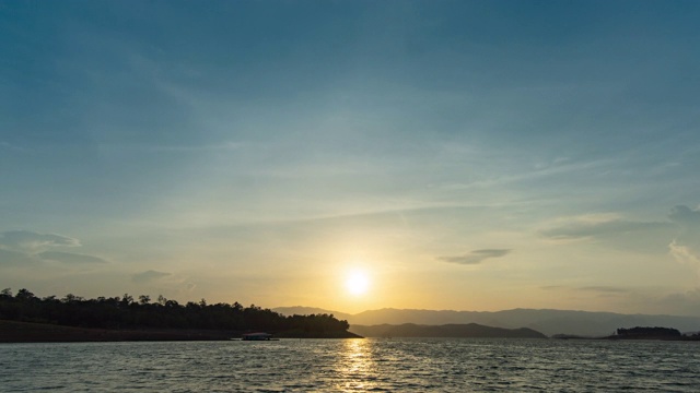 日落湖的时间流逝，从白天到黄昏的时间流逝视频素材