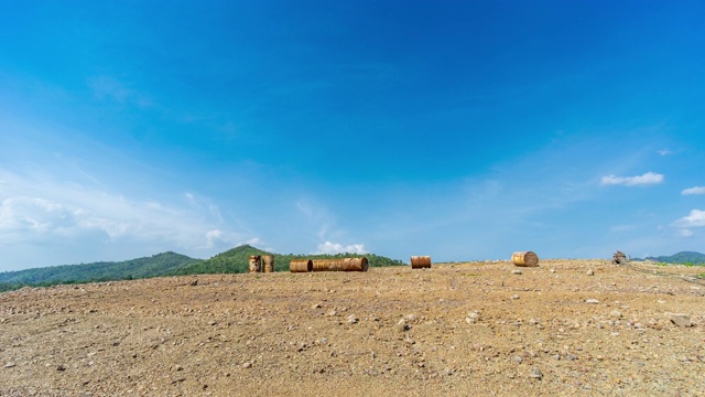 生锈的油桶在山上与蓝天背景，时间流逝视频视频素材