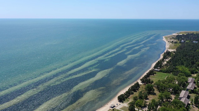 海岸线鸟瞰图。你可以看到沙洲视频素材