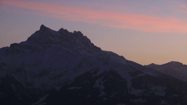 夕阳下的山视频素材