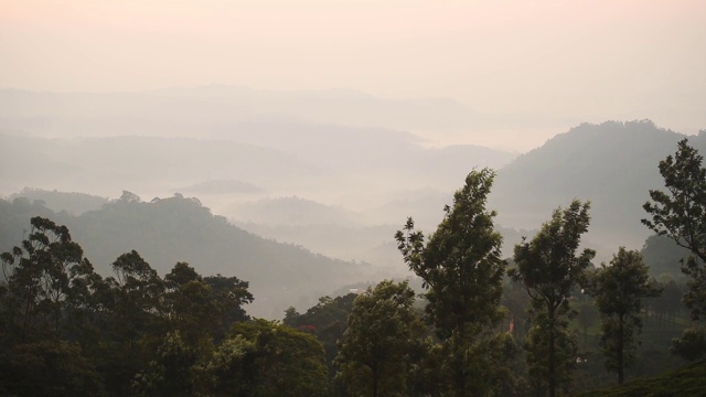 在一个雾蒙蒙的早晨，印度芒纳的山和丘陵的全景景观视频素材