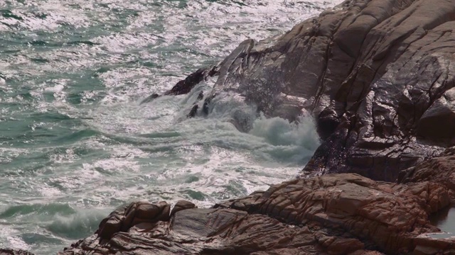 大浪拍打着海岸，溅起白色的泡沫。海浪冲击岩石视频素材