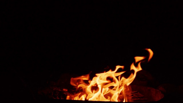 火焰在黑暗的背景视频素材