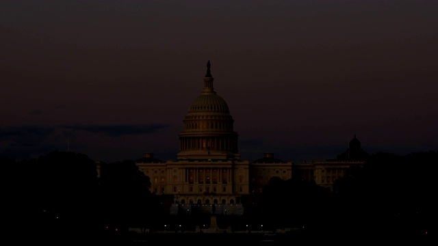 夜色中的美国华盛顿特区国会大厦和参议院大厦视频素材