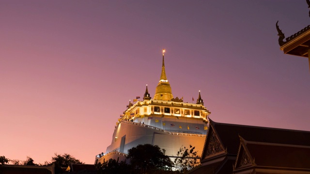 时间从日到夜的流逝金山寺(Wat Sraket Rajavaravihara)曼谷，泰国;放大运动视频素材