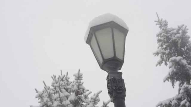 灯笼在降雪。视频素材