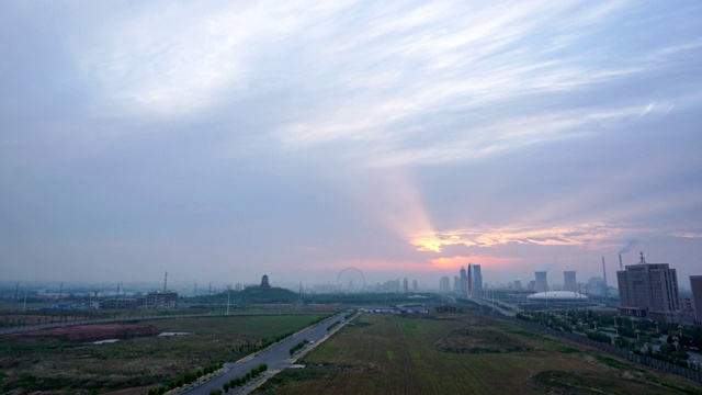 戏剧性的天空和城市天际线视频下载