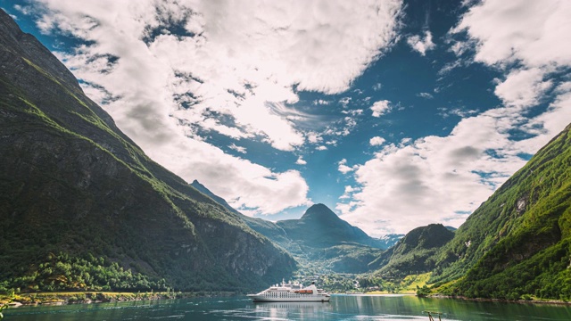 Geirangerfjord,挪威。旅游船渡船游船班轮在盖朗格峡湾附近漂浮在夏天。著名的挪威地标和受欢迎的目的地。FullHD视频素材