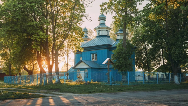 Staraya Belitsa， (Uritskiy Sel'sovet)，戈麦尔地区，白俄罗斯。夏日日落时圣尼古拉斯神奇工作者的老木制东正教教堂。圣尼古拉亚楚多沃尔察东正教会。FullHD视频素材