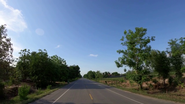 在乡村道路上驾驶视频素材