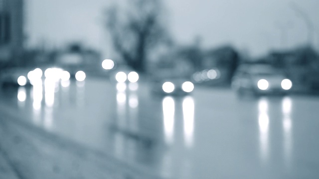 模糊的背景下的汽车在夜晚沿着道路行驶视频素材