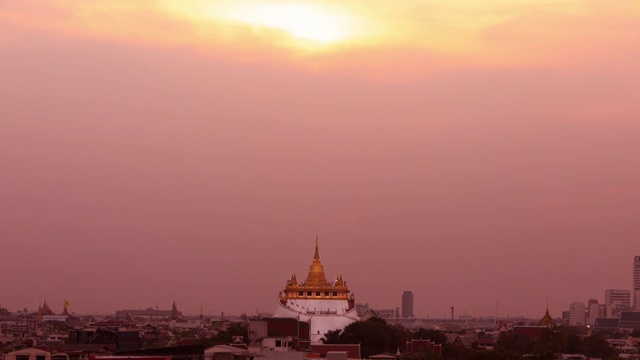 美丽的日落在金山(Wat Sraket Rajavaravihara temple)，曼谷旅游地标，泰国;放大运动视频素材