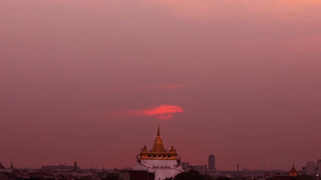 美丽的日落在金山(Wat Sraket Rajavaravihara temple)，曼谷旅游地标，泰国;缩小运动视频素材