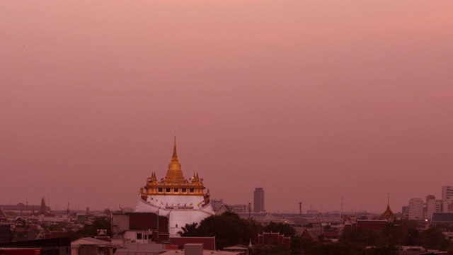 美丽的日落在金山(Wat Sraket Rajavaravihara temple)，曼谷旅游地标，泰国;平移运动视频素材