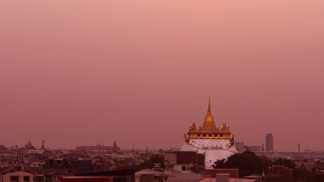 美丽的日落在金山(Wat Sraket Rajavaravihara temple)，曼谷旅游地标，泰国;平移运动视频素材