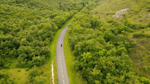 鸟瞰图的司机沿着道路与森林的每一个地点视频下载