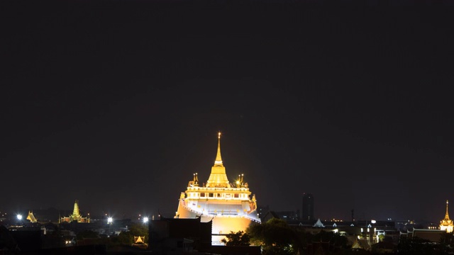 时间流逝的夜晚时间的金山(Wat saket)曼谷的地标;放大运动视频素材