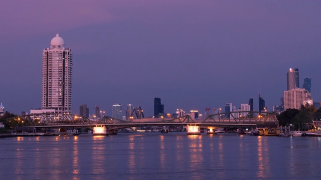 以湄南河纪念桥为背景，日以继夜，泰国曼谷;倾斜运动视频素材