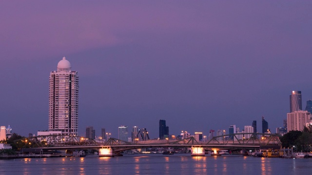 以湄南河纪念桥为背景，日以继夜，泰国曼谷;放大运动视频素材