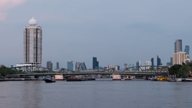 以湄南河纪念桥为背景，日以继夜，泰国曼谷;倾斜运动视频素材