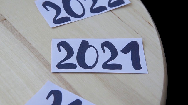 从2014年到2024年在木板上旋转，2021年停止，新的一年，时间在运行视频素材