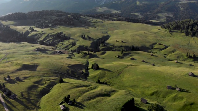 空中起重机拍摄的Seiser Alm草地在Dolomites意大利视频素材