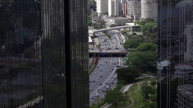 圣保罗 Marginal Pinheiros 的反射建筑视频素材