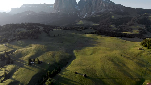 在意大利Dolomites的Alpe di Suisi，无人机指向草地和传统的木屋视频素材