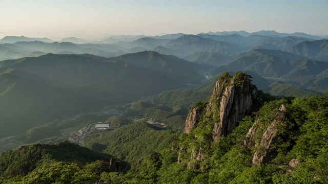 大圆山的长工峰在黎明和早晨/万州郡，全拉岛，韩国视频素材