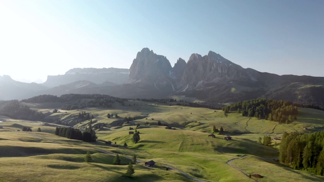 意大利Dolomites山脉中Suisi高山草甸的全景航拍视频素材