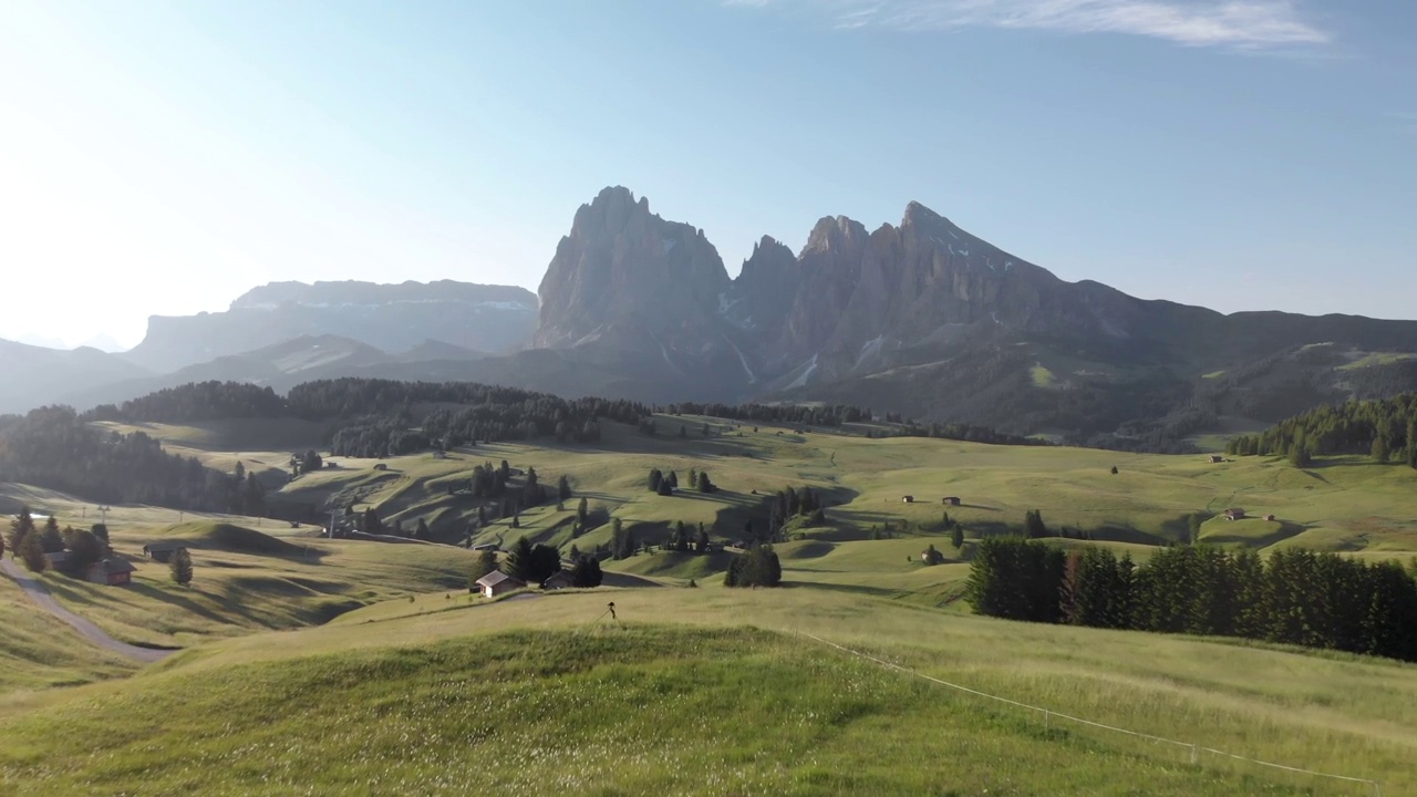 一名徒步旅行者走在Dolomites传统木质山间小屋的阳台上视频素材