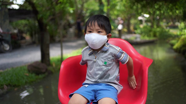 带着面罩的亚洲男孩视频下载