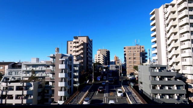 4K，乘火车通过窗口观看城市景观，城市天空一片蔚蓝视频素材