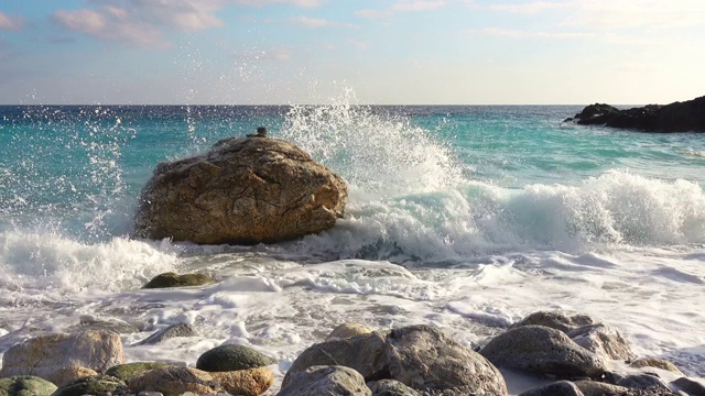 早晨，岩石海岸上的海浪视频素材