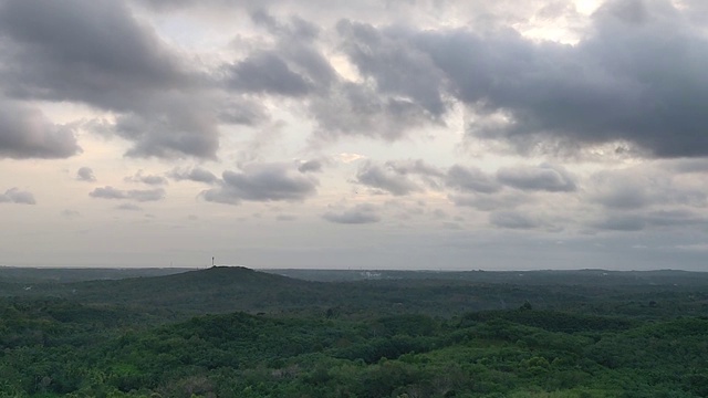 在喀拉拉邦郁郁葱葱的青山和树木上，夜晚的乌云在移动。视频素材