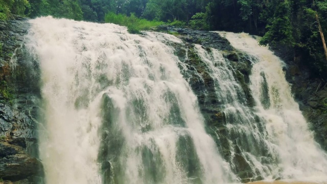 在印度库奥格森林中央的瀑布和棕色的水的镜头。Abbey falls, Madikeri, Coorg。视频下载