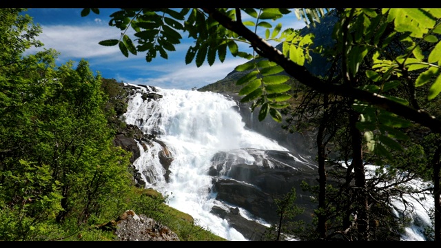 Kinsarvik Hordaland,挪威。哈当厄山高原瀑布Nyastolfossen。Nyastolsfossen春天的晴天。高度115米。挪威著名的自然地标和热门目的地视频素材